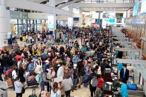 Sân bay Nội Bài tiếp tục đón lượng khách tăng cao sau Tết